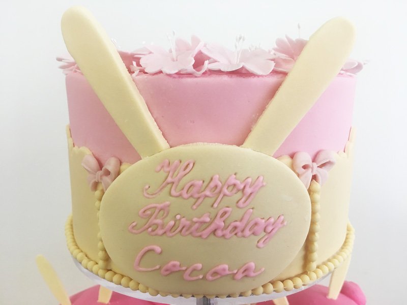 usagi_anime's tweet photo. 本日4月10日はいつも笑顔が素敵で明るいココアのお誕生日です！今年はカップケーキ＆バースデーケーキのタワーでお祝いします♪ココア、お誕生日おめでとう☆ #gochiusa https://t.co/NmkstjPAnc