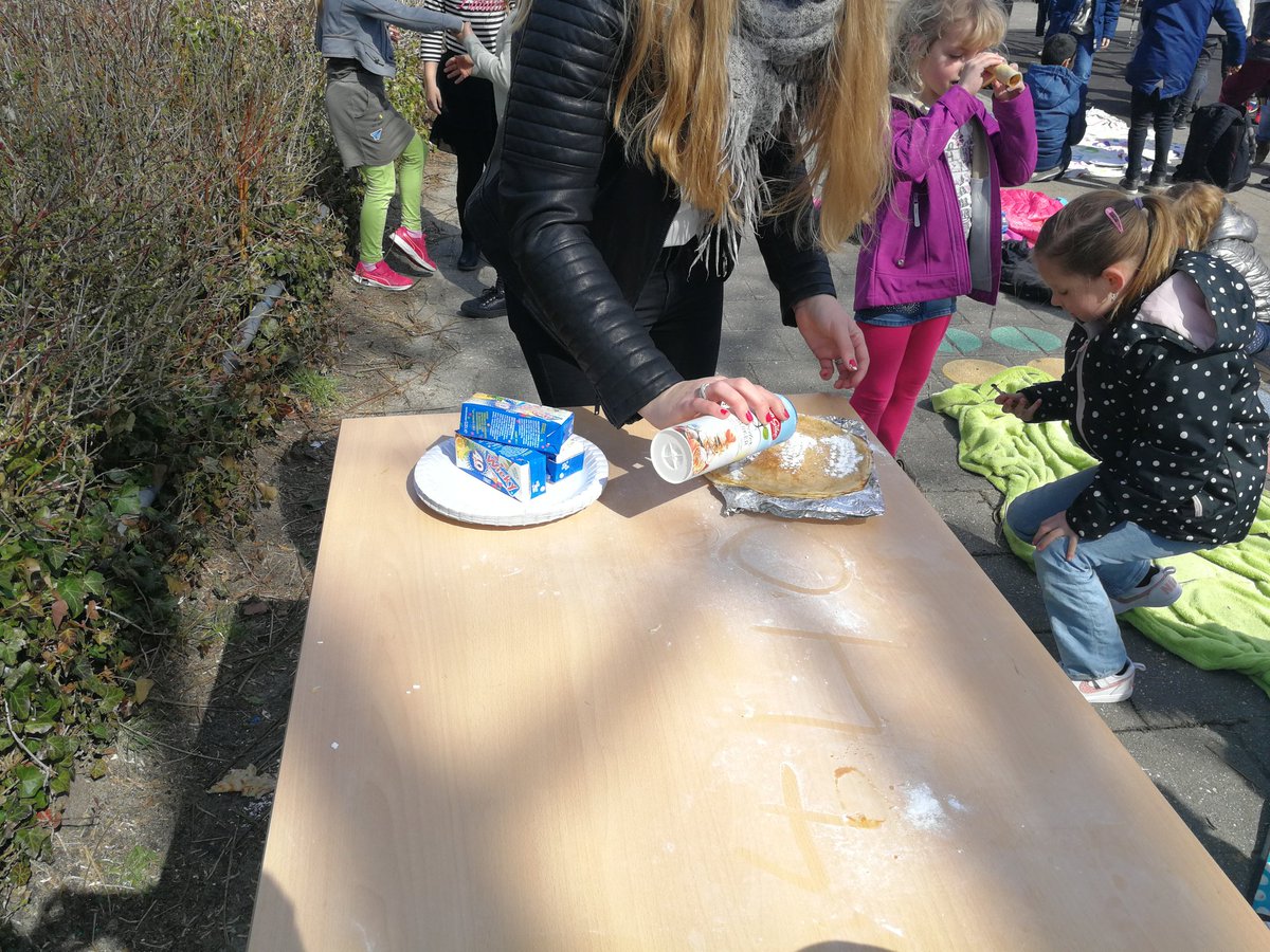 Pannenkoekenlunch! Gezellig met de hele school op het plein lunchen! #40jaarDeVeldrakker #feestweek