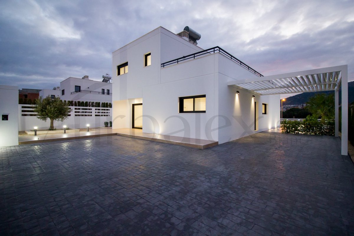 ¿Buscas casa nueva en #Calpe? ¿Has visto los 2 últimos chalets que hemos construido? ow.ly/x8Dv30jo9dQ #CostaBlanca