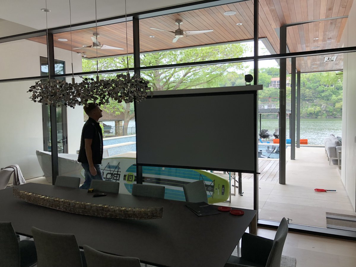 SIScreens's tweet photo. A motorized screen with suction cups? What? #wireless #noelectricianneeded #howdoyousolo
https://t.co/UI6T4GW6Uz https://t.co/tzvl4Y9GES