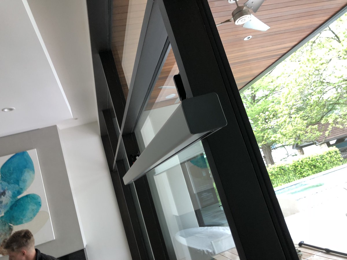 SIScreens's tweet photo. A motorized screen with suction cups? What? #wireless #noelectricianneeded #howdoyousolo
https://t.co/UI6T4GW6Uz https://t.co/tzvl4Y9GES