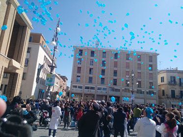 Mille palloncini blu per la consapevolezza sull'autismo in Piazza ... corrieresalentino.it/2018/04/mille-…