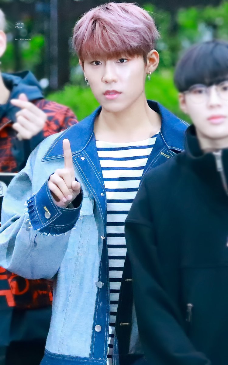 LOST_IN_FLAME's tweet photo. 180406 뮤직뱅크 출근 
#워너원 #박우진
🌙🌙 https://t.co/yQn8SSBpdE