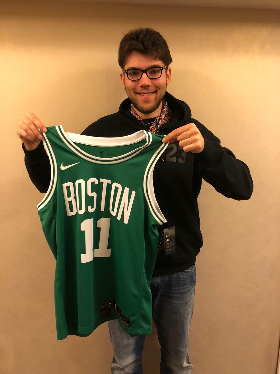 🔥GRAN SORTEAZO🔥 Camiseta Oficial de Kyrie Irving comprada en el TD Garden. PARA PARTICIPAR:

1- Sigue a <a href="/basketlover/">Endesa Basket Lover</a> 
2- RT a este tweet
3- Responde etiquetando a 3 amigos

Bases del soteo bit.ly/2H9WSiC