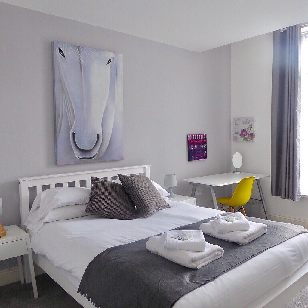 DreamPropNW's tweet photo. @ChesterRaces @ChesterTourism @chestertweetsuk @ShoutChester Mia’s Place 02 is now available for #ChesterRaces #ladiesDay. The apartment sleeps up to 6 guests and is available for £130 per night for the whole apartment. https://t.co/3RQygHK4Hj