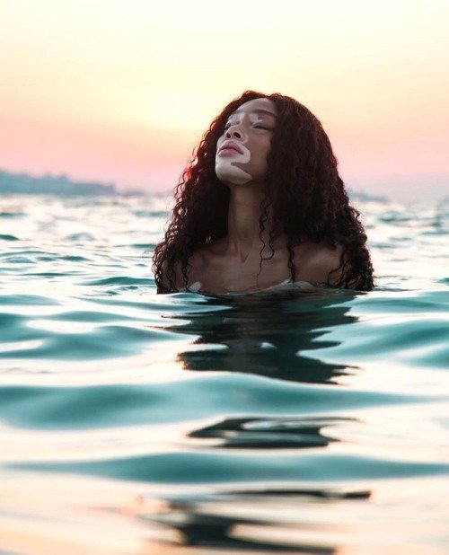 "If you wish to experience being loved, then extend the energy of love to someone else. In letting your love flow out to others, through the law of magnetics and resonance, love will respond and return back to you." 

#requitedlove 🌹