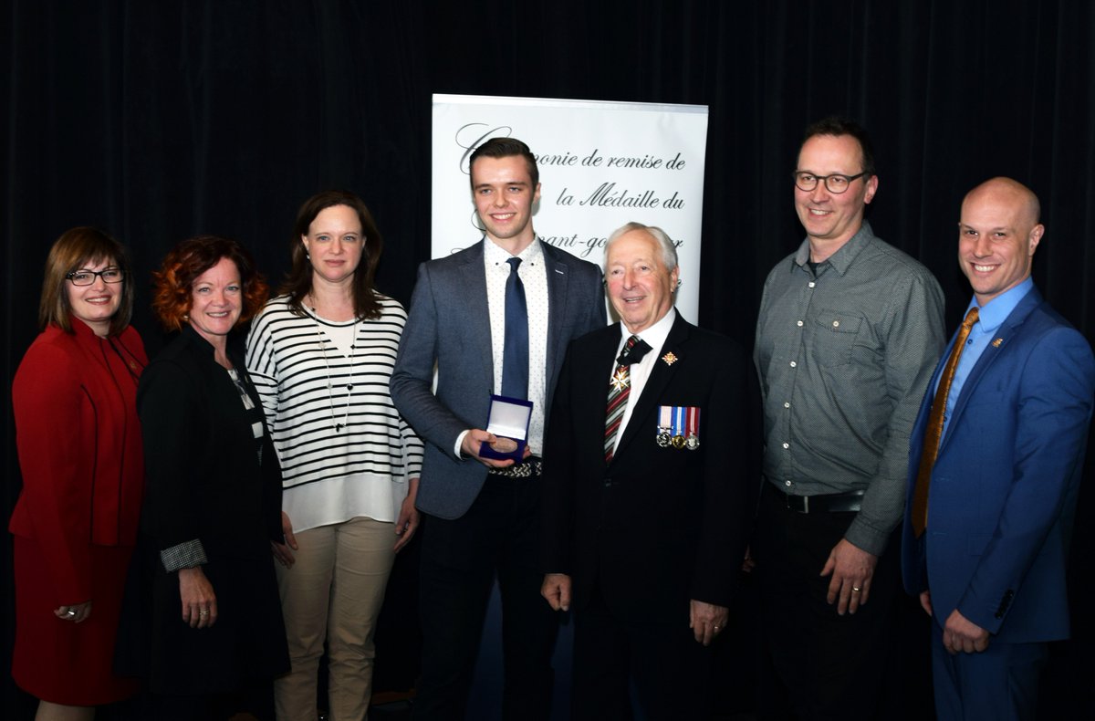 Le Collège est fier d'avoir été l'hôte de la Cérémonie de remise de la Médaille du Lieutenant-Gouverneur samedi dernier à la Salle Julie-Pothier. Félicitations à Philippe Bond, élève de 5e secondaire en Sport-études au Collège et gardien de but pour <a href="/phenix_ceb/">Phénix M18 AAA</a> 😊