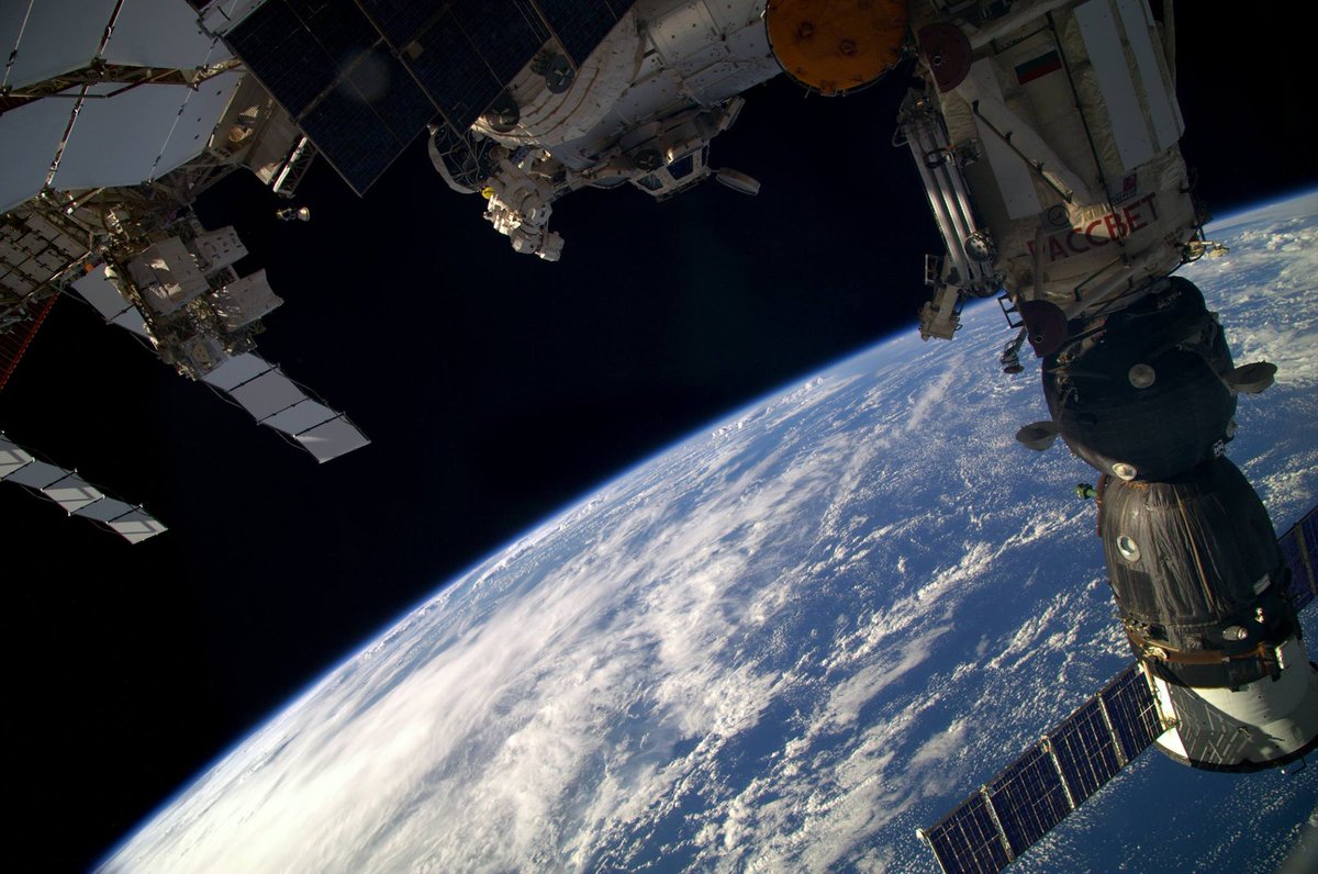 csa_asc's tweet photo. The ISS offers a beautiful view of Earth. From afar, we can better contemplate the immensity of the universe.
Credit: ESA/NASA https://t.co/1Pwgfed6sT