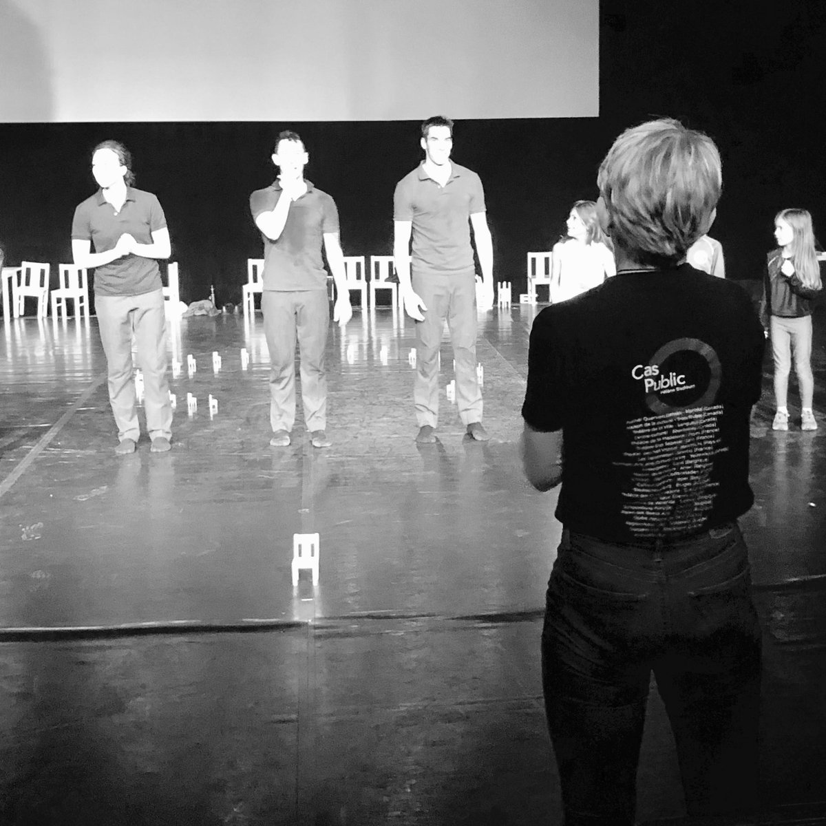 Au premier rang - avec notre chandail - merci aux spectateurs qui nous suivent en tournée 😍 <a href="/operadeparis/">Opéra de Paris</a>