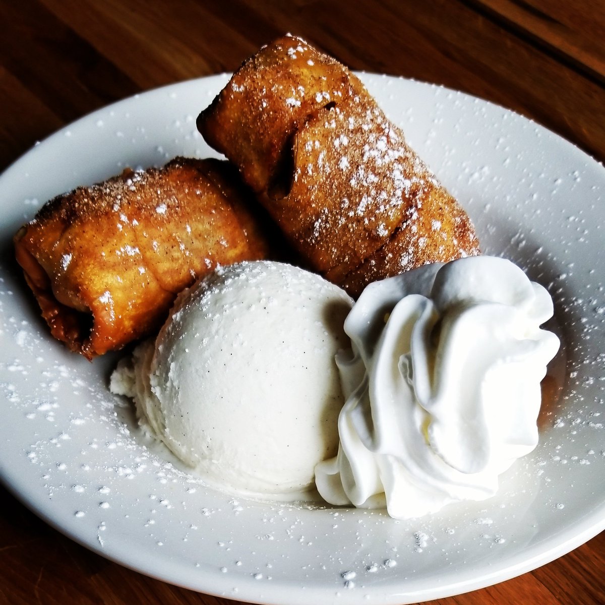 ViviosWarren's tweet photo. Pumpkin Pie Eggrolls #pumpkin #spice #pumpkinspice #pumkinpie #eggroll #icecream https://t.co/1L9XhIVgyx