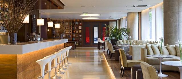 hotelmadero's tweet photo. ¡Celebramos el Mes del Malbec en White Bar junto a @ZuccardiWines - Valle de Uco! Abril es el mes para disfrutar del Wine Flight: Zuccardi Q, Zuccardi Concreto y José Zuccardi acompañado de un trío de empanadas regionales ($490) #HotelMadero #ThinkWhite https://t.co/tU5VCaJYSy