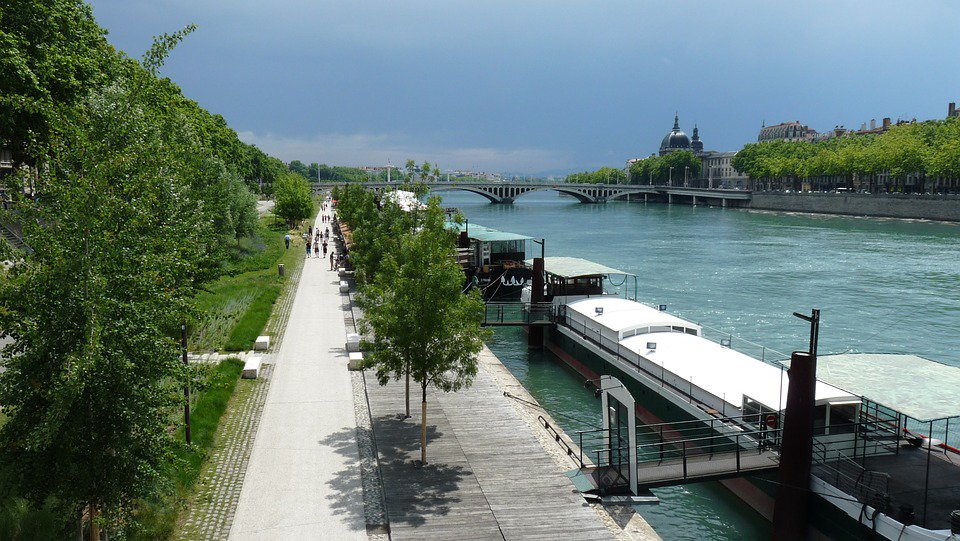 bfmbusiness's tweet photo. Lyon, ville la plus accueillante de France pour les étudiants : https://t.co/euMScPulsh @villedelyon https://t.co/lRjkyFUZSe