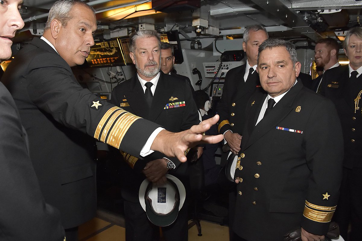 Armada_Chile's tweet photo. Durante su visita a Chile, el Comandante en Jefe de la @Australian_Navy Vicealmirante Tim Barrett, se reunió con el Almirante Julio Leiva y visitó los buques que componen la #EscuadraNacional https://t.co/sw17fCJxGn