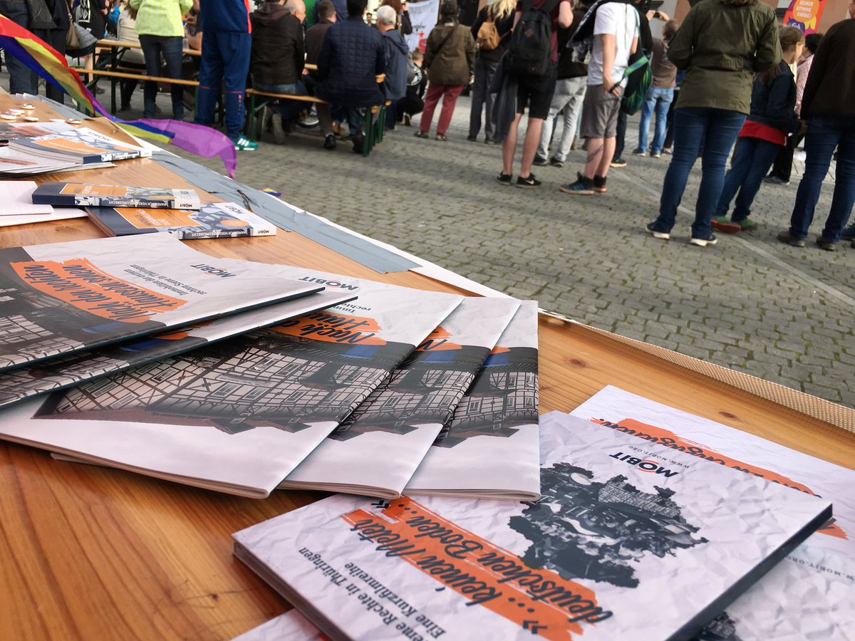 Mobile_Beratung's tweet photo. Wir sind heute auf Einladung des Bündnisses in #Eisenach um für Demokratie zu demonstrieren! Schöne Veranstaltung... https://t.co/BY3qj6u2NE