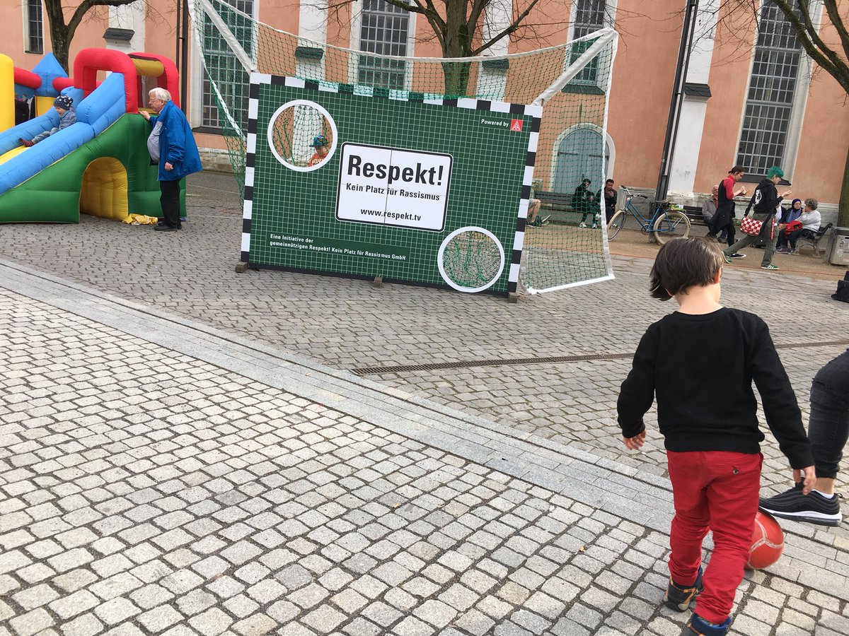 Mobile_Beratung's tweet photo. Wir sind heute auf Einladung des Bündnisses in #Eisenach um für Demokratie zu demonstrieren! Schöne Veranstaltung... https://t.co/BY3qj6u2NE