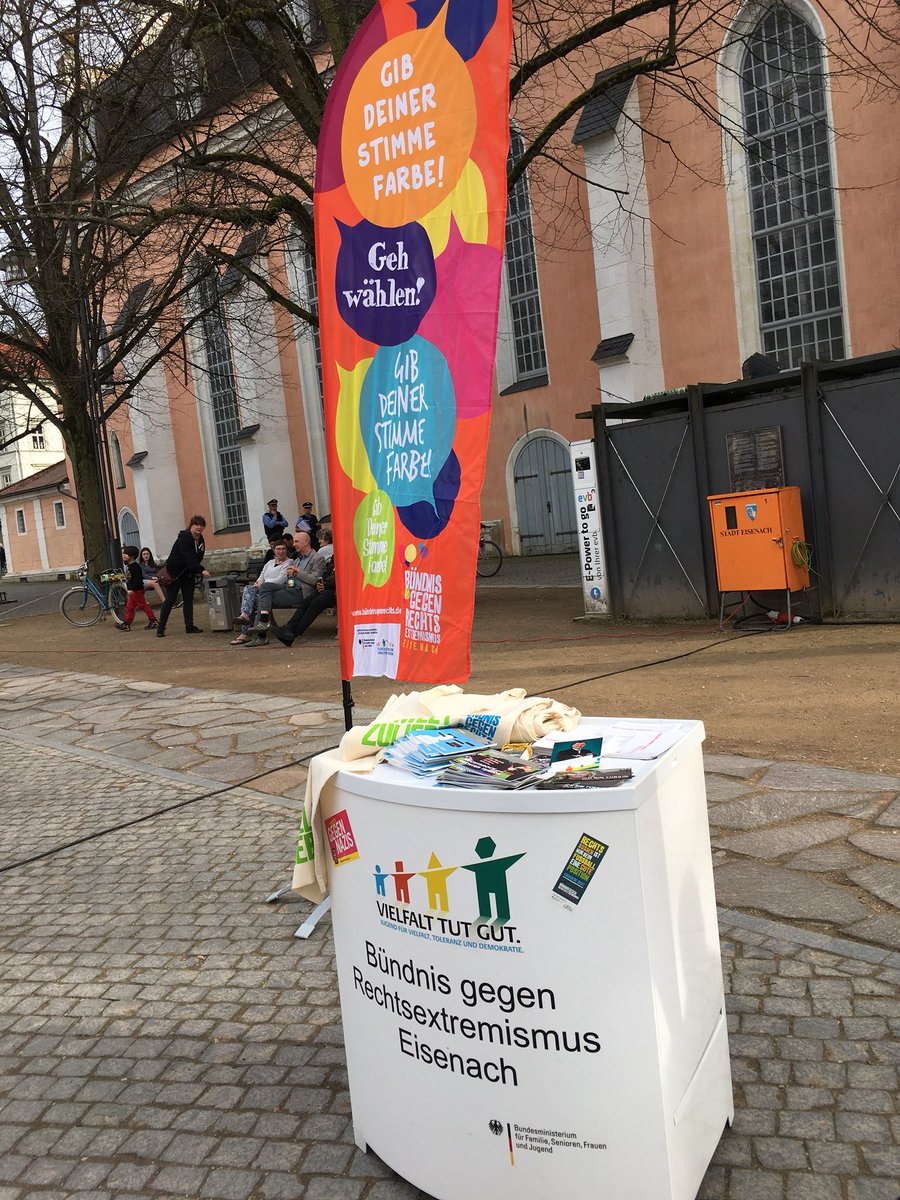 Mobile_Beratung's tweet photo. Wir sind heute auf Einladung des Bündnisses in #Eisenach um für Demokratie zu demonstrieren! Schöne Veranstaltung... https://t.co/BY3qj6u2NE