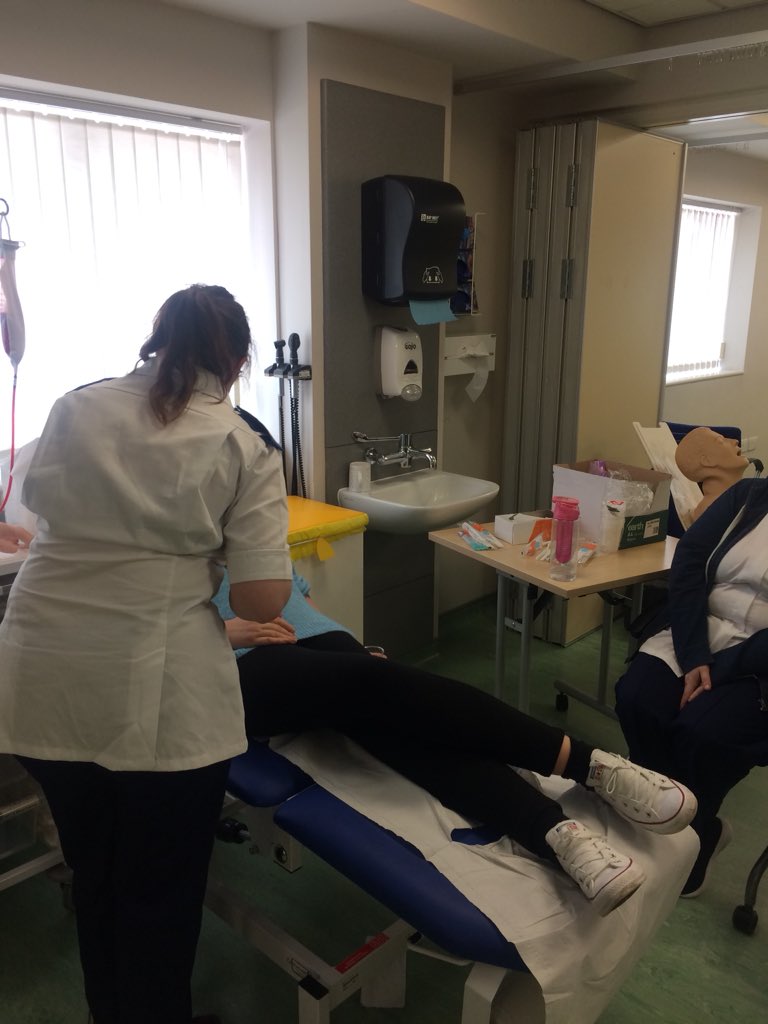 Jo_scarb's tweet photo. #feb18 @BoltonNursing lancs group getting to grips with #essentialsofcare #skillsweek #nursetraining #studentnurses #1stplacement #newbies https://t.co/wBwjw6TORZ