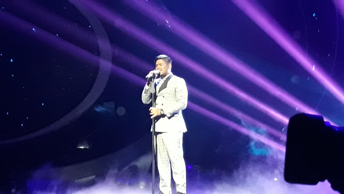 OfficialRCTI's tweet photo. Standing ovation buat "Better Man" @abdulidol9 Waw! Menurut kamu penampilan Abdul udah berkelas belum nih?

#IndonesianIdol #RoadToGrandFinal https://t.co/n54iaaryHo