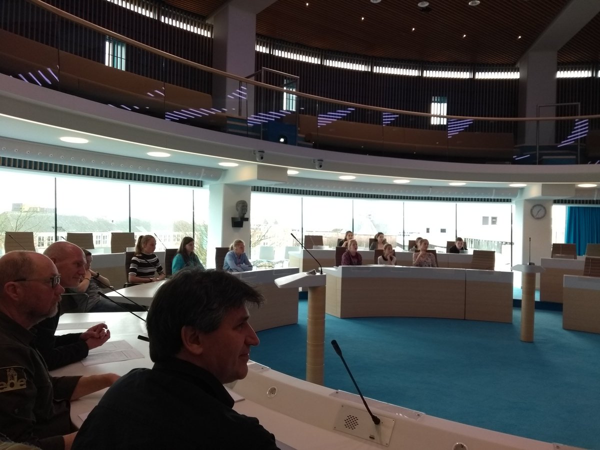 "En de winnaar is ...!" Voor <a href="/JongerenAdvies/">JongerenAdviesbureau</a> werkte leerlingen <a href="/HetStreek/">CSG Het Streek, Ede</a> aan natuuropgaven voor #Veluweop1. Vanuit sponsorrelatie  <a href="/IVNNederland/">IVN Natuureducatie</a> en @TauwNL als jurylid mooie en creatieve ideeën voorbij zien komen.  Geweldig om deze jongeren zo betrokken bij 'hun' natuur te zien!