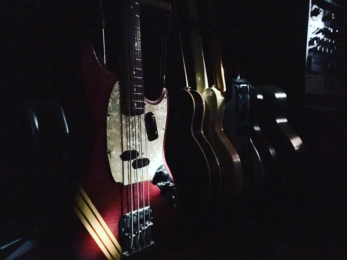 paulluisdotca's tweet photo. A little Mustang Monday with my 71 @fender #mustangmonday #fender #bass #mustang #fendermustang #70s #earlymorningsun https://t.co/TZWarItQCd