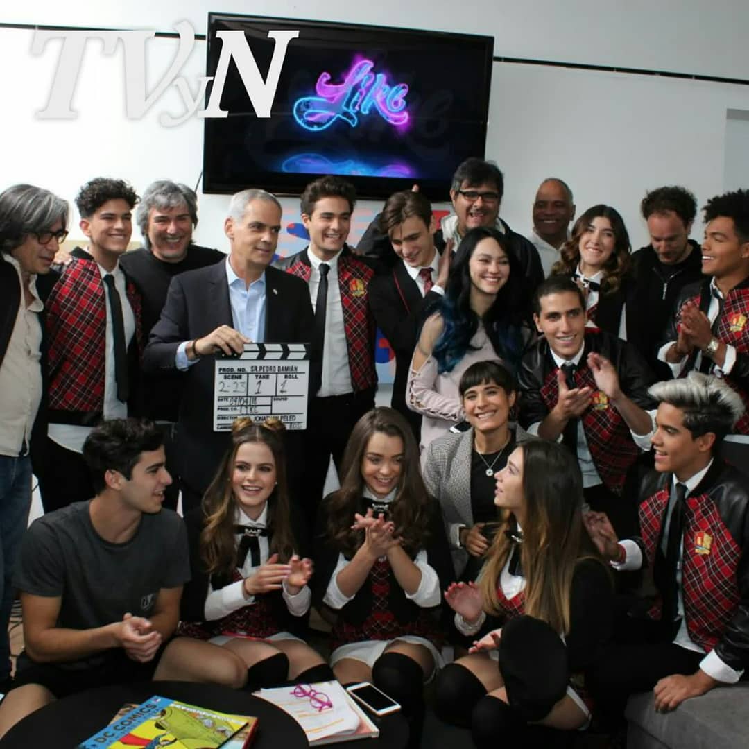TVyNovelasMex's tweet photo. Así arranca el inicio de grabaciones de #Like de @pedrodamianof. Al claquetazo asistió el embajador de Israel en México, Jonathan Peled. #TVyNovelas 📷: Jaime Nogales. https://t.co/MEanITZodo