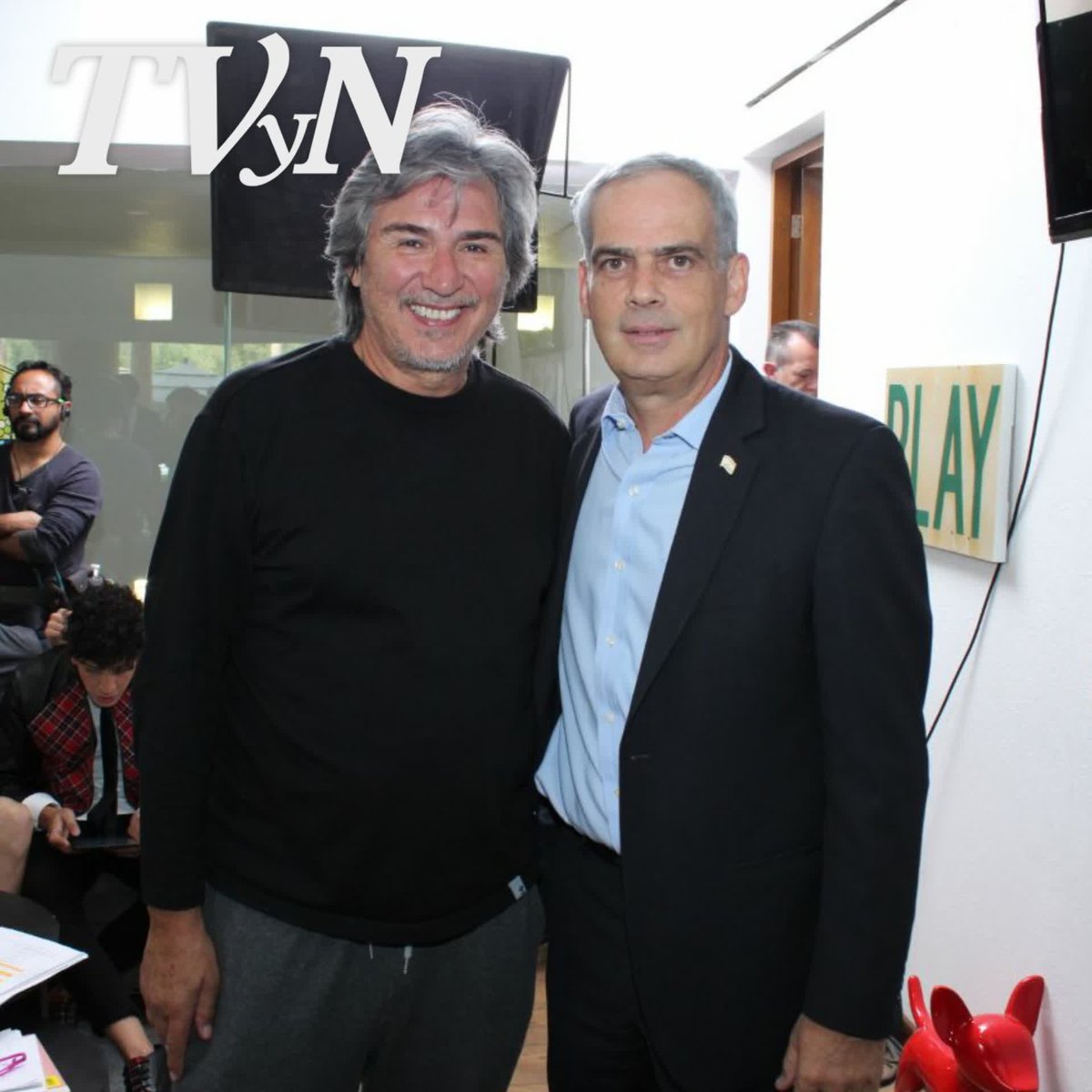 TVyNovelasMex's tweet photo. Así arranca el inicio de grabaciones de #Like de @pedrodamianof. Al claquetazo asistió el embajador de Israel en México, Jonathan Peled. #TVyNovelas 📷: Jaime Nogales. https://t.co/MEanITZodo