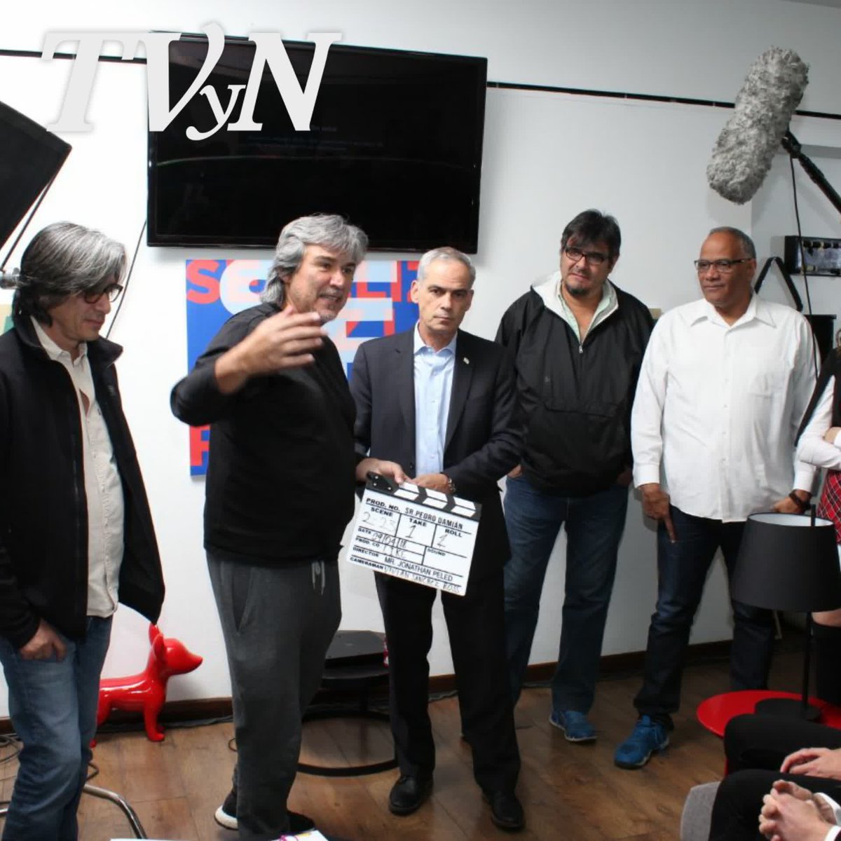 TVyNovelasMex's tweet photo. Así arranca el inicio de grabaciones de #Like de @pedrodamianof. Al claquetazo asistió el embajador de Israel en México, Jonathan Peled. #TVyNovelas 📷: Jaime Nogales. https://t.co/MEanITZodo