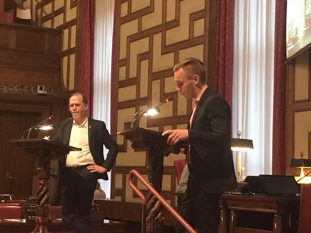 sofiamodigh's tweet photo. Ska miljözoner införas trots att det drabbar familjer som köpt dieselbilar som s k miljöbilar tidigare? MP vill nu förbjuda folk att köra sina bilar i stan. Vi i KD är kritiska, säger @ErikSlottner #pol08 #svpol https://t.co/fSXHufQ1Cw