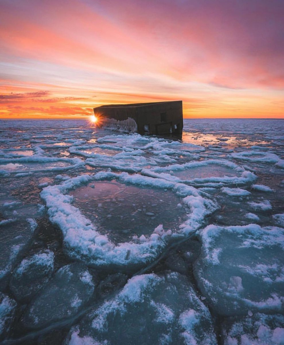EverythinginMN's tweet photo. Pancake ice in Duluth courtesy of George Ilstrup. 🥞 https://t.co/gz2rYbu5YY