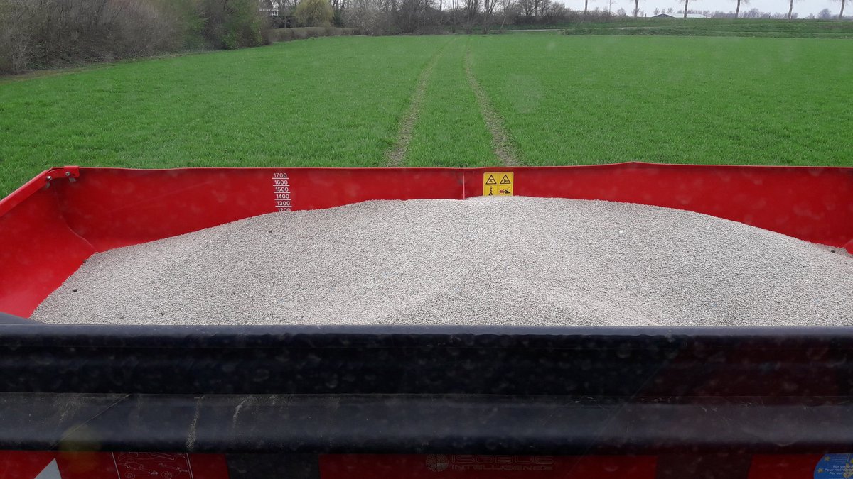 nilsvtilbeurgh's tweet photo. Laatste kunstmest gift op de #wintergerst gestrooid. Kan deze doorgroeien. Wat is het toch een genot die @KvernelandGroup #geospread #boervewust alles op de juiste plaats #gpsgestuurd https://t.co/0BtFxjJAey