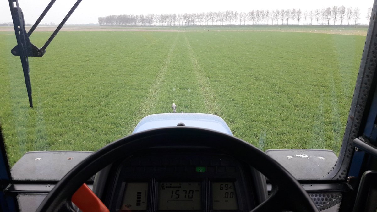 nilsvtilbeurgh's tweet photo. Laatste kunstmest gift op de #wintergerst gestrooid. Kan deze doorgroeien. Wat is het toch een genot die @KvernelandGroup #geospread #boervewust alles op de juiste plaats #gpsgestuurd https://t.co/0BtFxjJAey