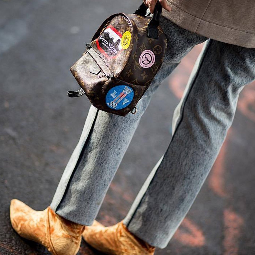 Street style star #ErikaBoldrin shows some serious style on the way to the NYFW shows. Take note how she upped her outfit game by pairing tan shoes with an eye-catching bag. 📷 via #IndiaHartfordDavis #MBFW