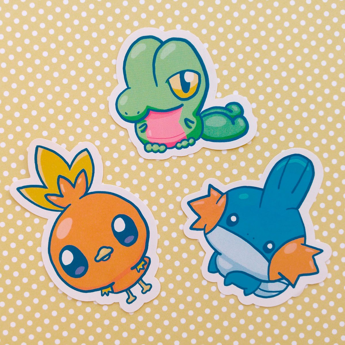 KomorebiStars's tweet photo. Which starter of the third gen is your favorite?
🍃🌊🔥I used #Torchic, but since I saw a video of #Mudkip it has become my favorite #pokemon of this gen 😂 💦
If you like the #sticker of starters or a #keychain with your fav starter: https://t.co/MkF2ALyVIK ⚡ https://t.co/PjO30HRGGh