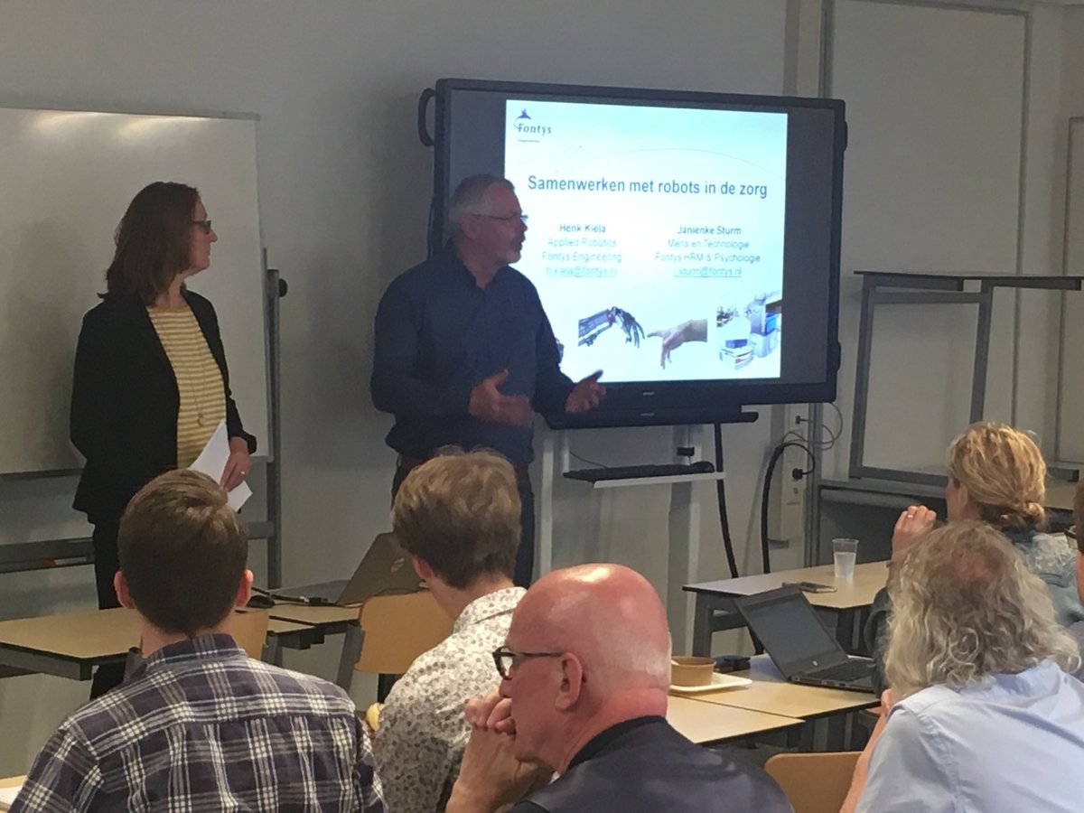 KeesAdriaanse's tweet image. Janienke Sturm en Henk Kiela presenteren waarom en hoe robots in de gezondheidszorg worden geaccepteerd. #htsm #fontys #brabantrobotchallenge