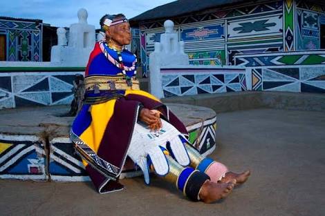 After tonight Mama Esther Mahlangu will be Dr Mahlangu. The University of Johannesburg will confer an honorary doctorate degree to one of the most creative, innovative, inspirational and timeless souls of our time. 

Halala Dr #EstherMahlangu Halala👏🏽👏🏽