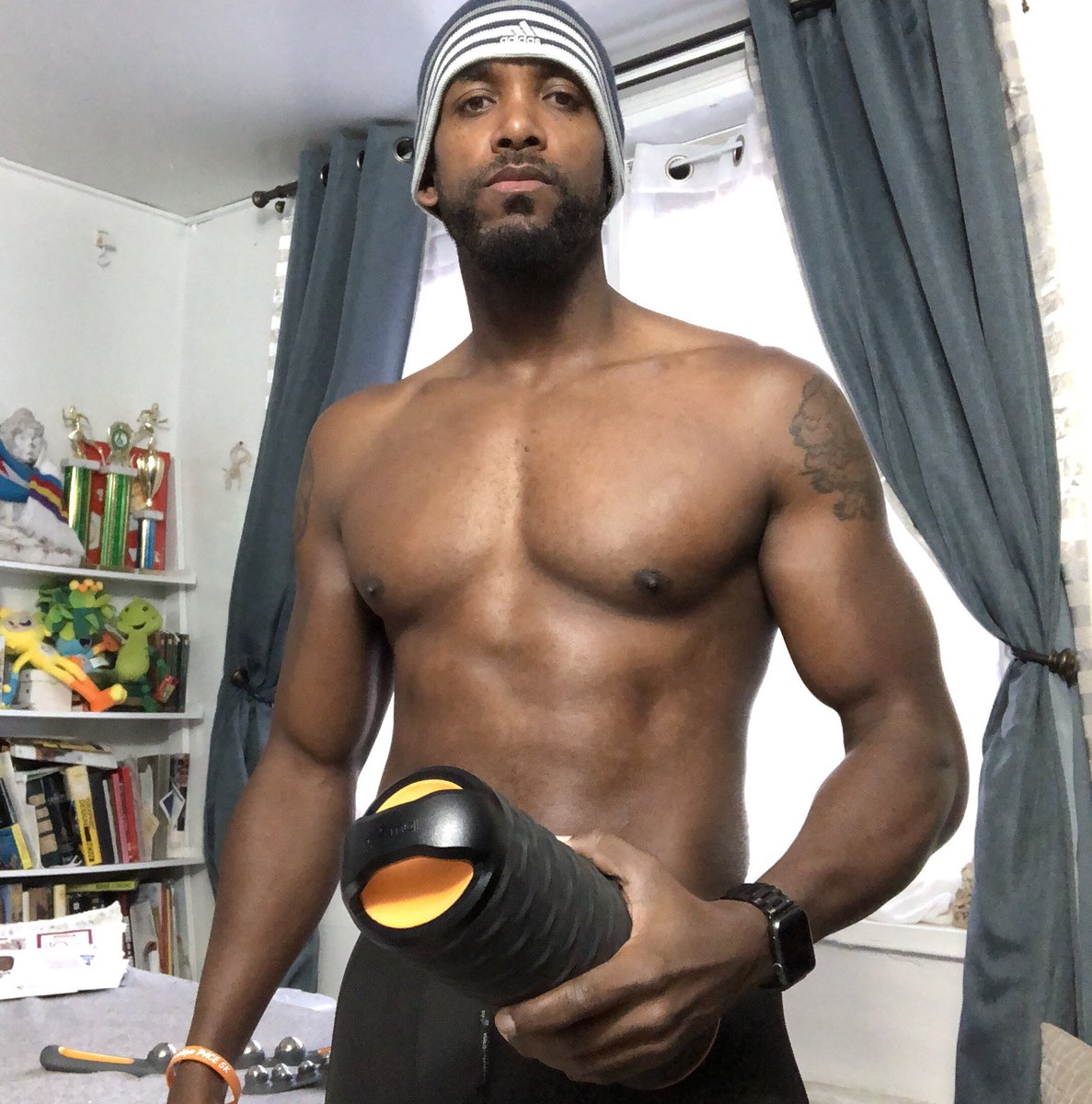 DeividValdez's tweet photo. My Moji Heat foam roller has become my best friend every day after my runs. Definitely the best gift I’ve got this year so far #heatedroller #heatedfoamroller #mojiheat #selfmassage #foamrolling #movebetter https://t.co/GNGBjvJpGM