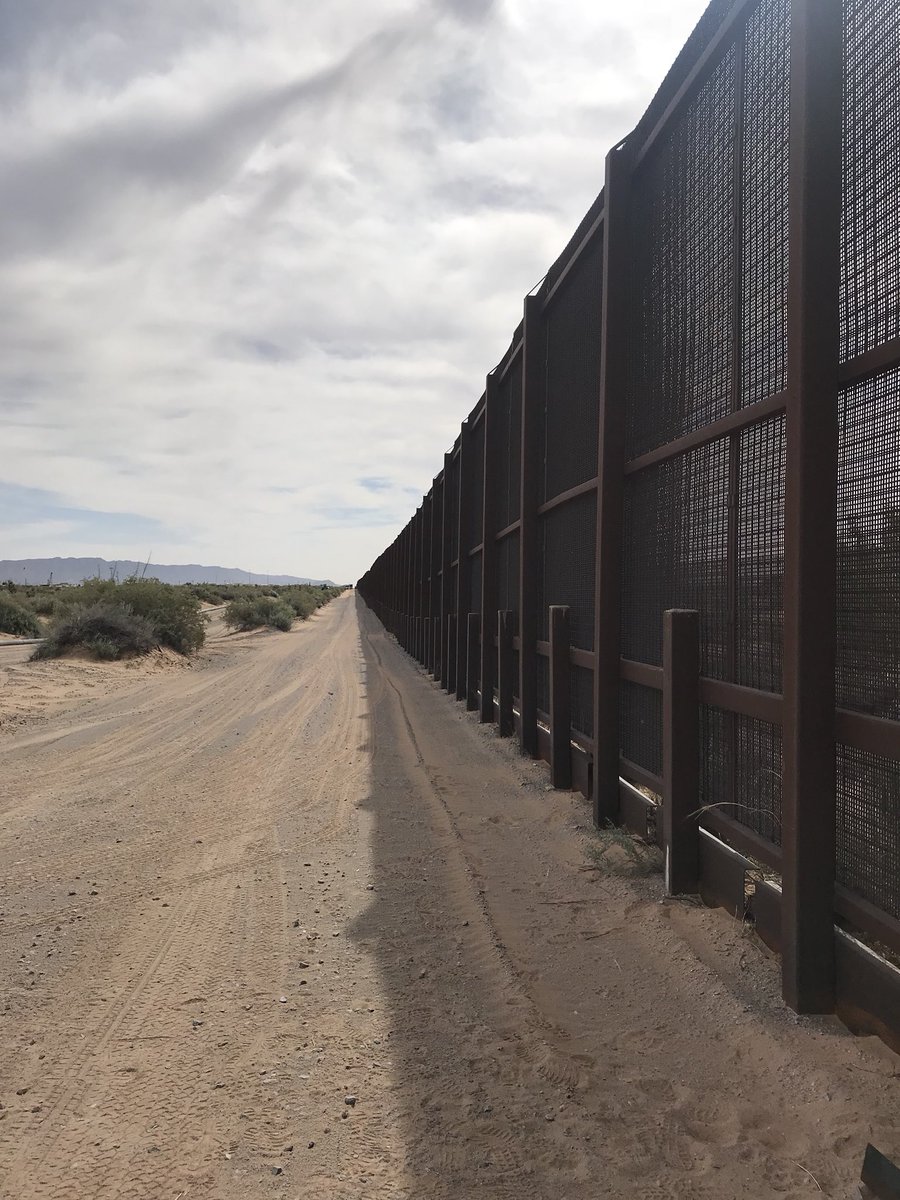 kint_dalindag's tweet photo. A solo minutos de que inicie la conferencia de prensa sobre la extensión del muro fronterizo en Santa Teresa. @NotiYaElPaso https://t.co/x4FYZtd80w