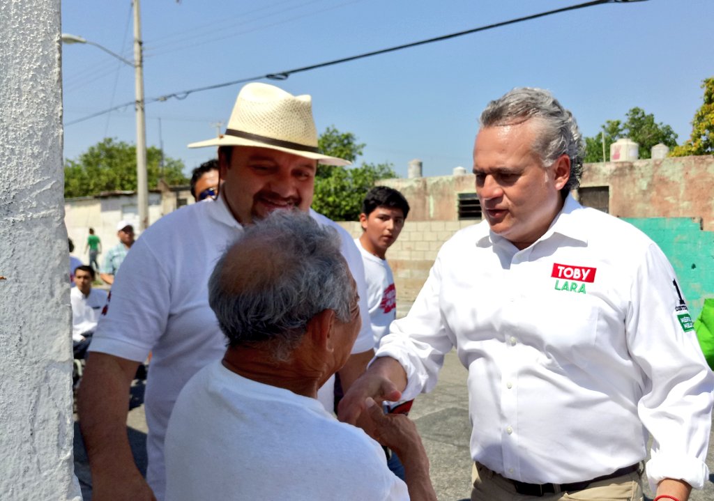 TobyLaraYuc's tweet photo. Me da mucho gusto estar nuevamente acompañado por @FTorresRivas, juntos caminamos las calles del Fracc. Vergel I  manteniendo el diálogo y las propuestas por una #MeridaMejor https://t.co/Dyu0x625p9