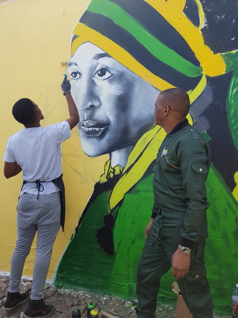 khayadlanga's tweet photo. They say these are Winnie Madikizela-Mandela murals. Mna andibazi nobazi abamama. https://t.co/PU6N6kKx2B
