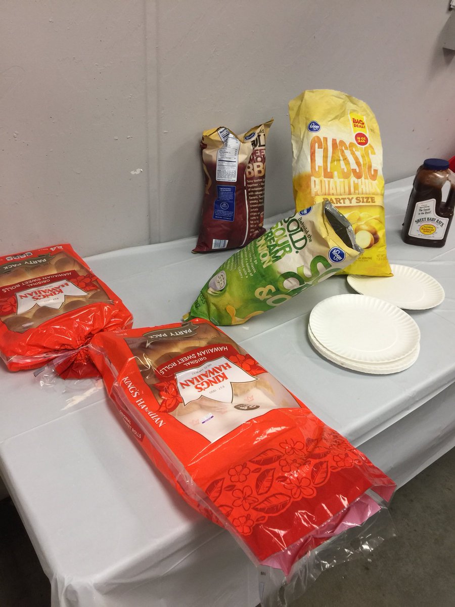 elaineTHD's tweet photo. @THDSheilaOcull is always taking care of us here at 3868. We never go hungry :) @HomeDepot3868 @DPelletier28 @mr_marker10 @toddthomasHD @JeniferMD79 @BFrickerTHD https://t.co/3qnNI1WBx7