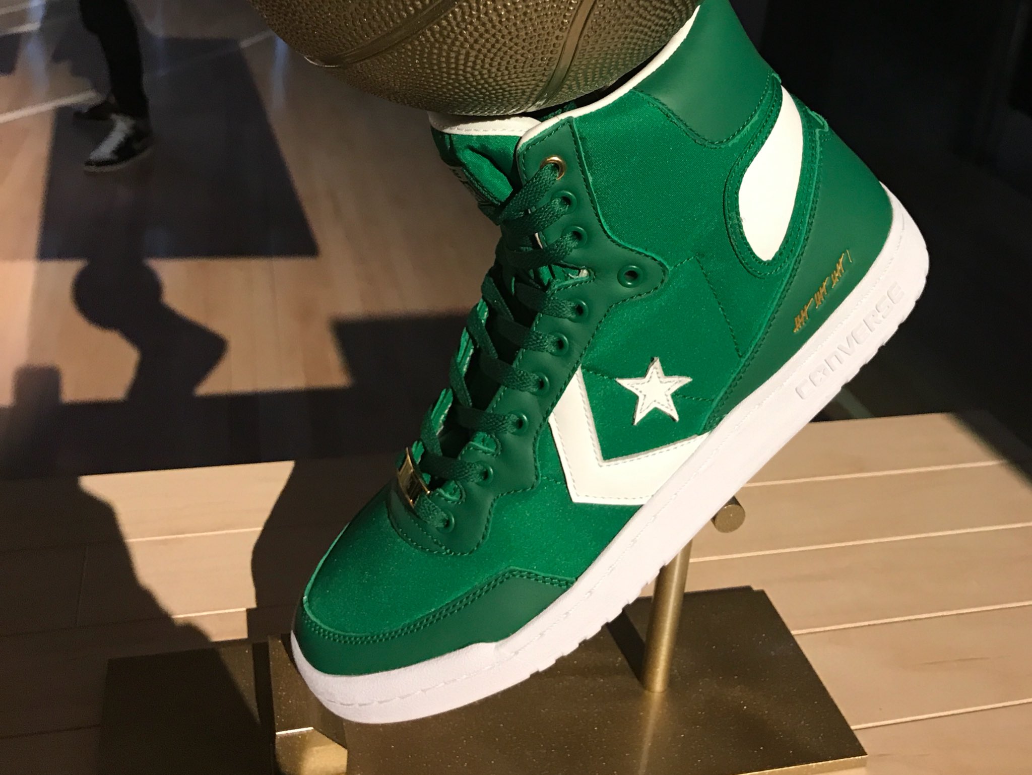 gaben teleskop Rundt og rundt Darren Rovell on Twitter: "Nike relaunch of 16 shoes includes this Converse  Fastbreak Hi “No Easy Buckets” worn by Kevin McHale in 1984  https://t.co/kSEAwHetTI" / Twitter