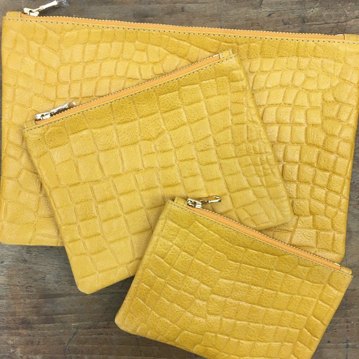 b18leather1's tweet photo. The Anna coin purse, medium pouch and large pouch- One of this seasons colours ✔️ https://t.co/i1X7KjUf7S #b18leather #leather #purse #JQ https://t.co/VI6QlC6t8v