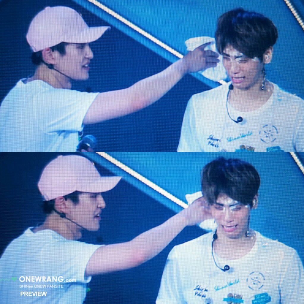 Caring dubu leader onew wiping off the birthday cake on puppy jjong’s face. 