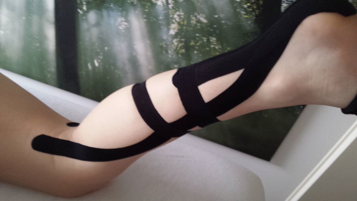 Vanmiddag een onderbeen getaped tegen MTSS, ook wel bekend als shin splints, een vervelende pijnklacht bij met name hardlopen en springen. #medicaltape #pinotape #mtss #shinsplints