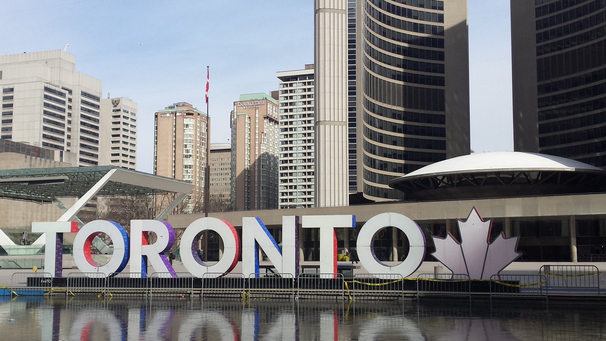 _Mason85's tweet photo. Quick photo on the walk to Toronto General Hospital. #toronto #cityhall  #kidneydonation #pairedexchange #tgh https://t.co/H10HSp3FnT