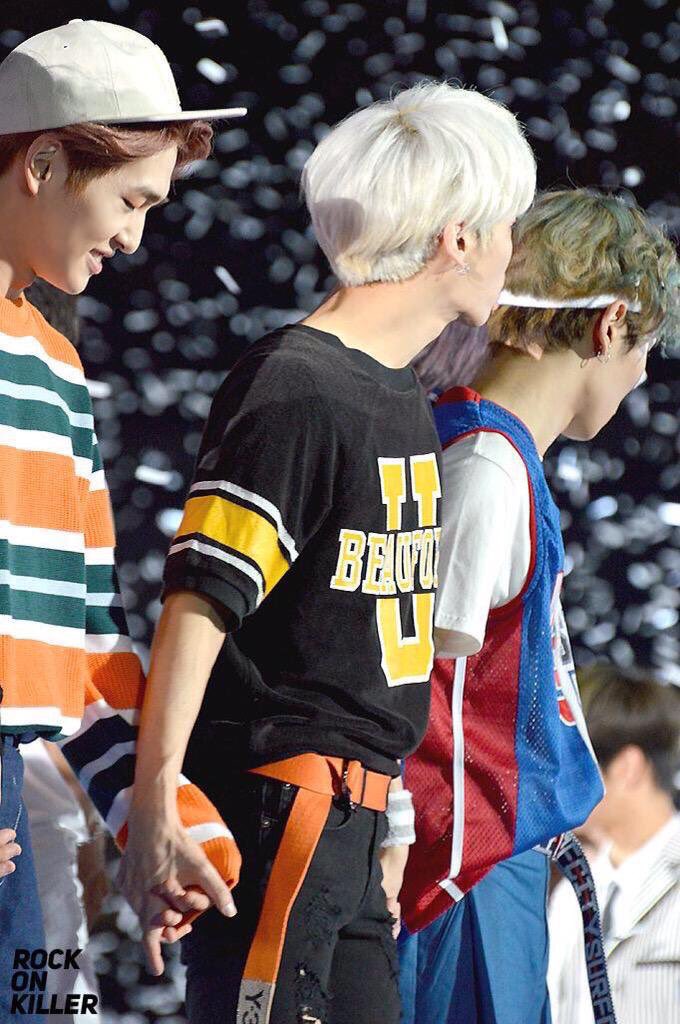 Jonghyun reached out for Onew’s hand and would you look at the smile on his face when jjong held his hand. Jongyu may be the silliest pair but they’re also the sweetest pair. Like an old loving couple~ 