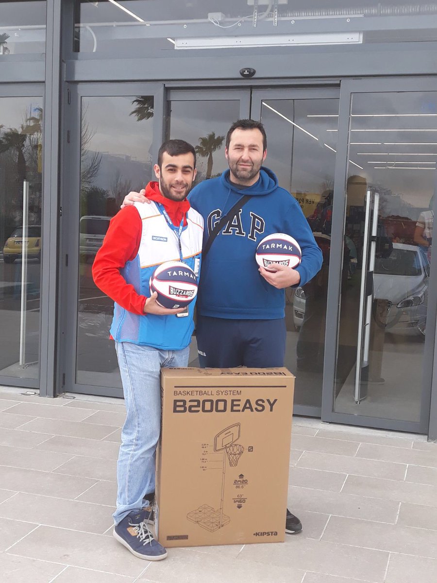 doncelcp's tweet photo. Una vez más, gran asesoramiento y trato recibido en @DecathlonES #villanuevadelaserena a nuestro entrenador @migosam79 por parte de su “staff” @jemaguire11 en la adquisición de material baloncesto https://t.co/uorpv22UHi