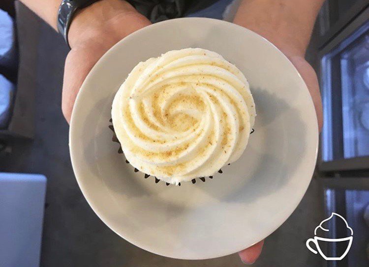 patticakesgnv's tweet photo. Not ready for the week to start? Neither are we! But we're ready for these cupcakes! We're baking up Key Lime Pie + Mint Oreo cupcakes all week long! Which one will you choose? #patticakesgnv #cupcakes https://t.co/SRAsXuplcU