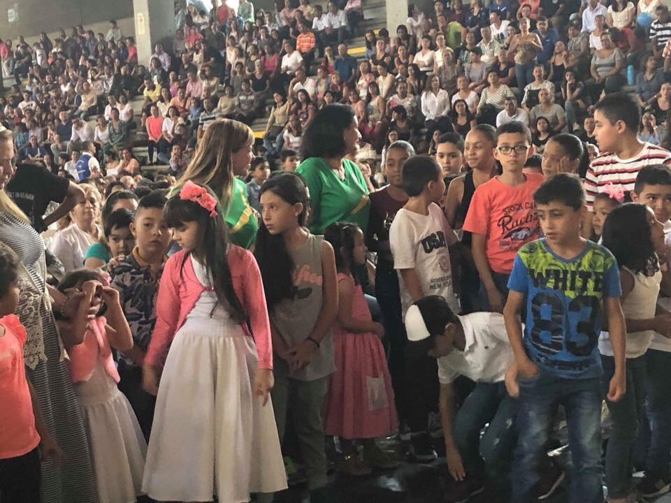 padrepanesso's tweet photo. Domingo día del Señor. 
El encuentro de la familia Minuto de Dios - Medellín. 
1º Domingo de cada mes en el Coliseo de la UPB 10:00 am 
#GenteFirme https://t.co/apWPNEdlTb