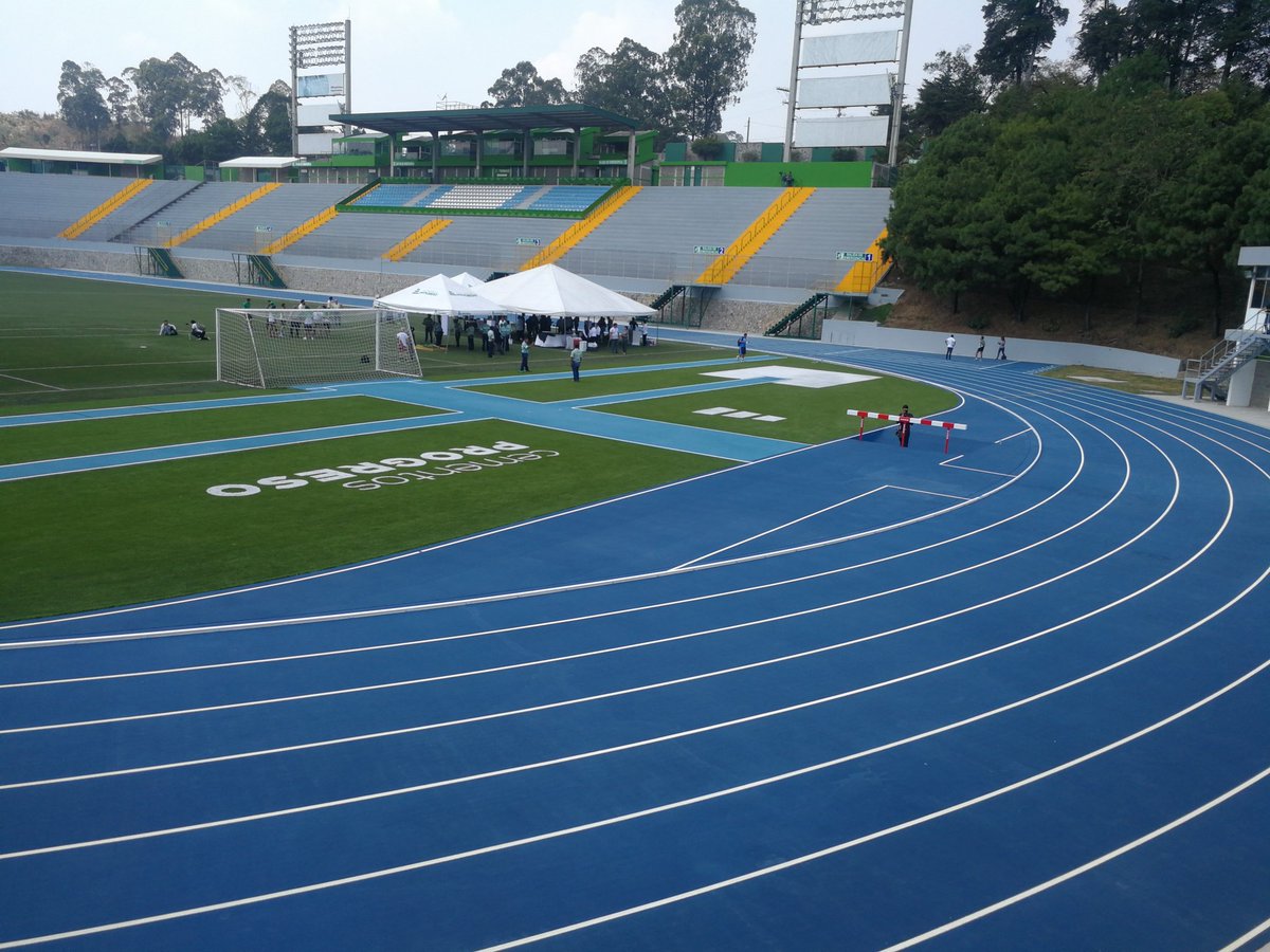 #CementosProgreso | El estadio de la zona 6, luce engalanado con la instalación de la nueva pista.
